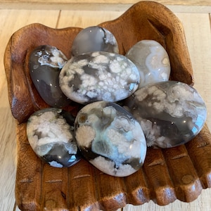 Black Flower Agate Palm Stones