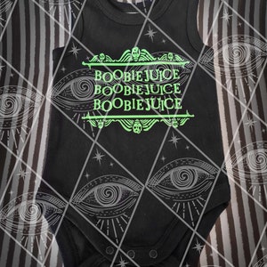 Boobiejuice SVG, Halloween Onesie SVG, diseño de mono de bebé gótico, bebé recién nacido SVG, svg dxf pdf jpeg png