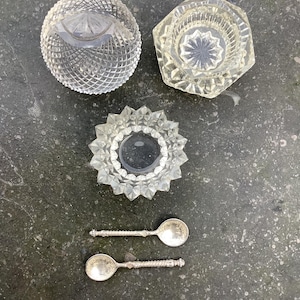 set of 2 salt cellars with spoon and menu card holder, cut crystal.
