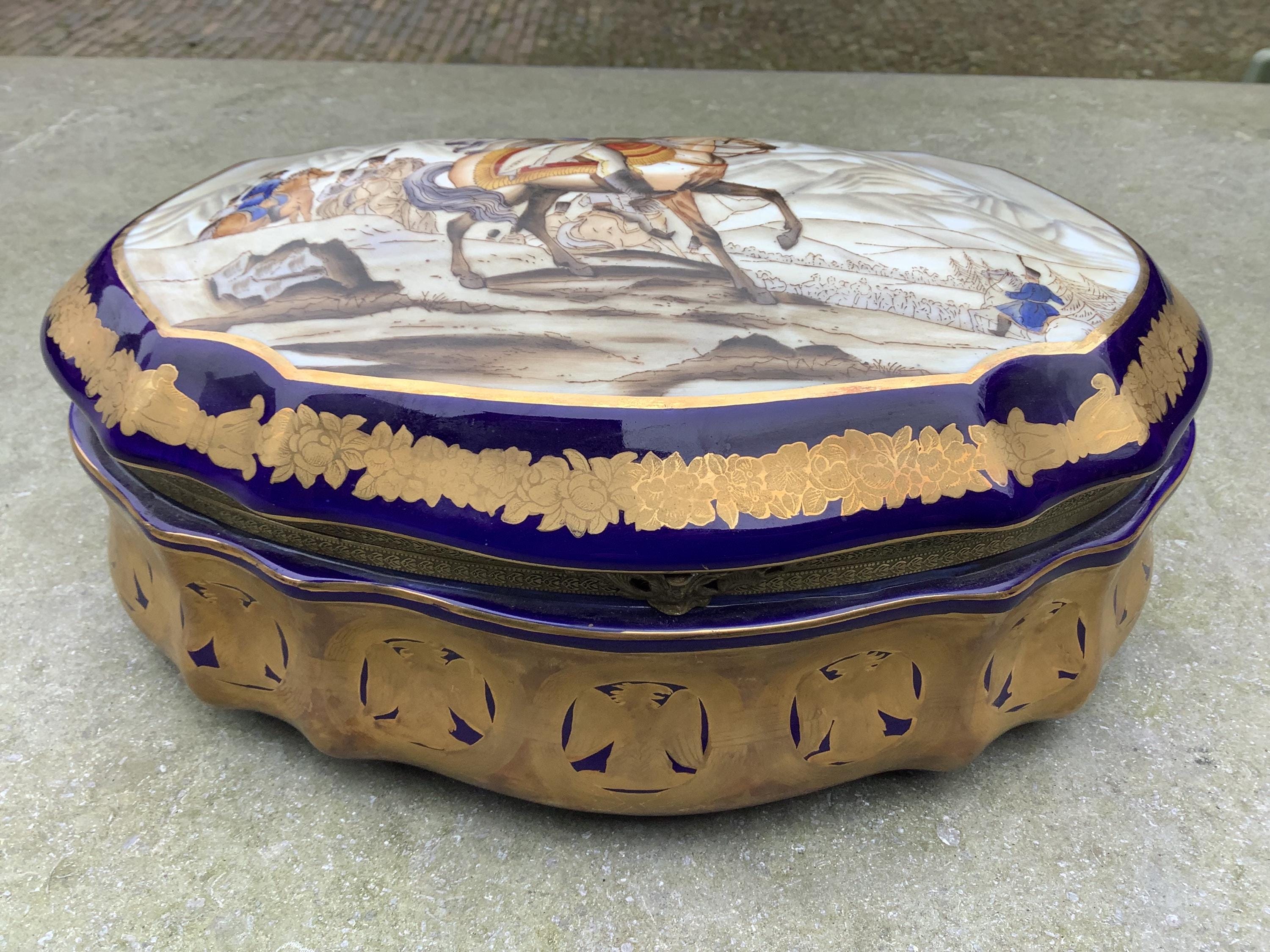 Toyo large porcelain jewelry box with bronze mount, after Sèvres model. 33 x 21 x 14 cm.