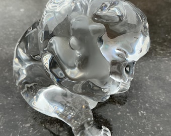 Sankt-Louis-Bär mit Jungem, Briefbeschwerer aus durchsichtigem Glas, signiert.
