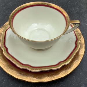 Juego de taza, platillo y plato de Limoges y Heinrich en oro rojo.