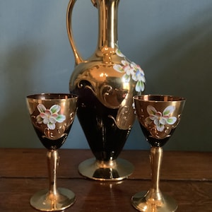 Carafe with 2 glasses.