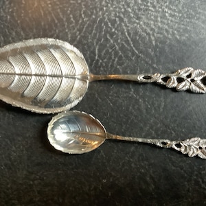 Antiko 90 Silver plated cake server and sugar scoop.