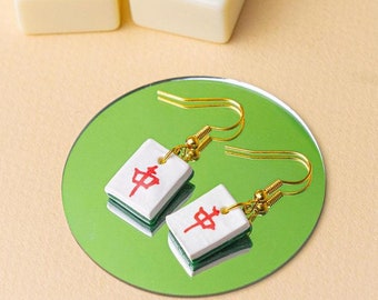Boucles d'oreilles en argile dorée Zhong Dragon Mahjong Tile rouge | Pendentifs asiatiques délicats kawaii, bijoux mignons, cadeaux chinois faits main pour le Nouvel An lunaire