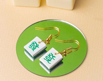 Boucles d'oreilles en argile dorée et carreaux de mahjong Green Fortune | Pendentifs asiatiques délicats kawaii, mignons bijoux « Fa Cai », cadeaux chinois faits main pour le Nouvel An lunaire