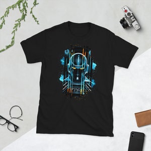 Könnte beinhalten: Schwarzes T-Shirt mit einem blauen und orangefarbenen Grafikdruck eines Roboterkopfes mit dem Wort "TRON" darunter.