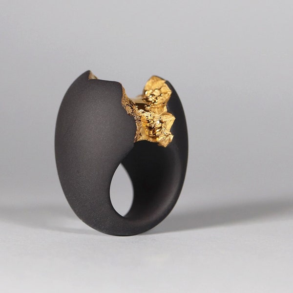 EMANUELA, OOAK Ringe, limitierte Serie, moderner schwarz-goldener Ring, ein handgefertigter Luxus-Porzellanring