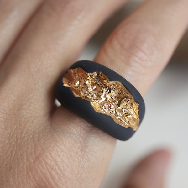 ELISA, schwarze und goldene zeitgenössische Ringe, ein luxuriöser handgefertigter Porzellanring, der mit Sorgfalt, Geduld und Liebe kreiert wurde