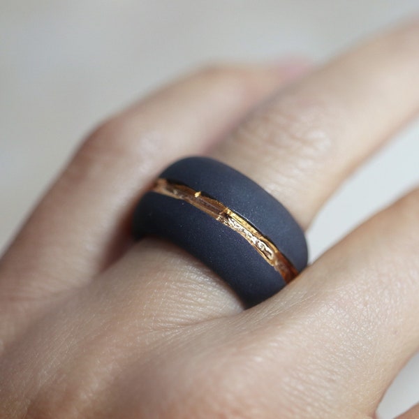 SILVIA, zeitgenössische Ring-Designs, schwarz-goldener Porzellanring, ideal als Alltagsring und als besonderes Geschenk für sie