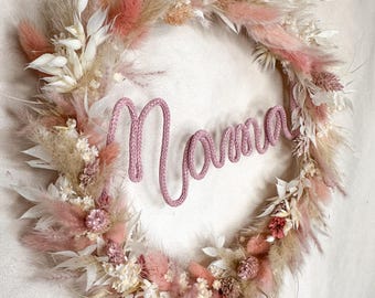 Corona bohemia de flores secas "Mamá" – Corona hecha a mano para el Día de la Madre en rosa y natural | Regalo para el Día de la Madre | Decoración de pared