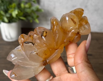 Tallado de rosa de cuarzo sanadora dorada: rosa de cristal para la sanación, la manifestación y la energía positiva.