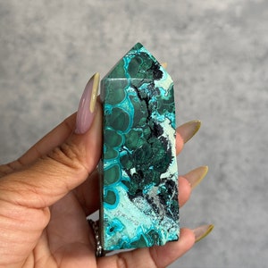 Puede incluir: Una punta de cristal de azurita verde y azul con un patr&oacute;n de remolino. El cristal est&aacute; pulido y tiene una superficie lisa.