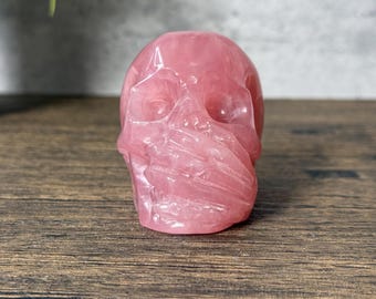 Calavera de cuarzo rosa "No hables mal": tallado en cristal de amor y compasión