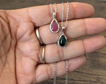 Collares de plata de ley con turmalina rosa y verde: colgantes de piedras preciosas en forma de lágrima en una delicada cadena.