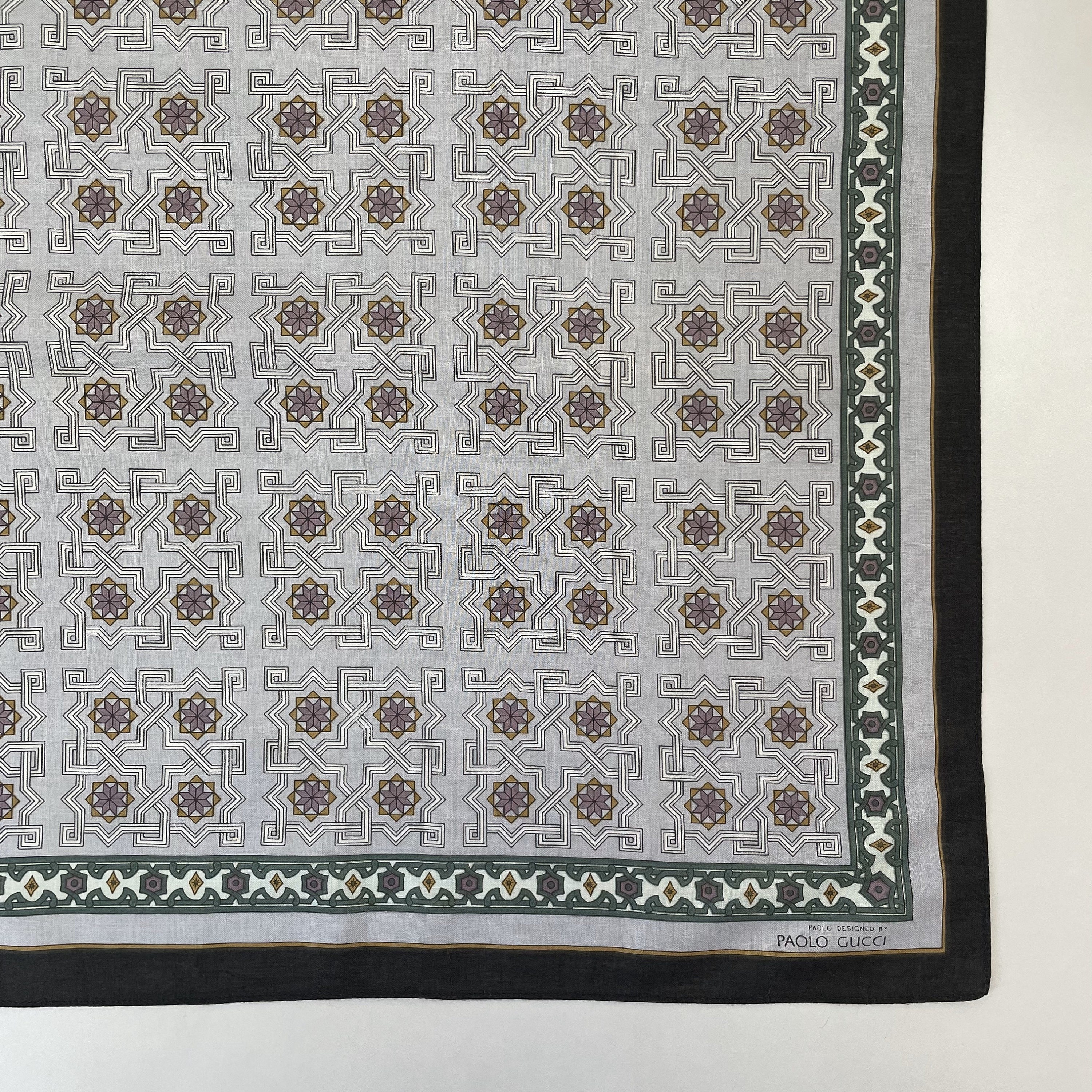 PAOLO GUCCI ハンカチ　バンダナ　40cm角　赤素敵　新品未使用 PAOLO GUCCI ハンカチ バンダナ 40cm角 赤素敵 新品未使用 - メルカリ