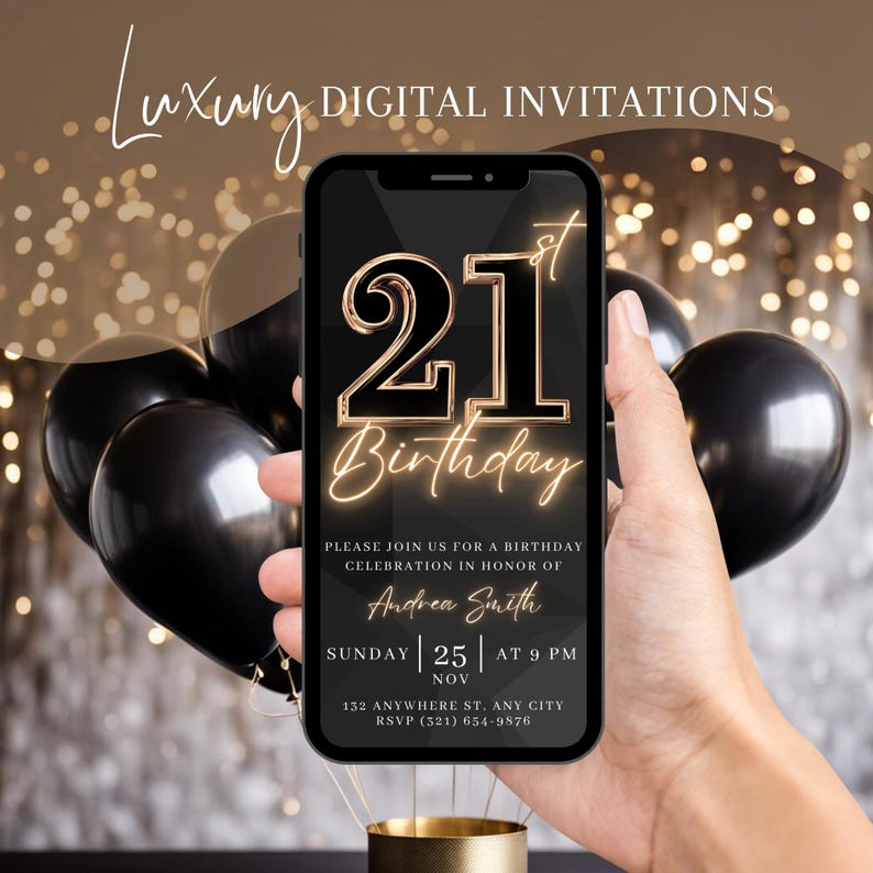 Op de afbeelding: Een digitale uitnodiging in zwart en goud voor een 21e verjaardagsfeest. De uitnodiging heeft een groot gouden nummer 21 met een zwarte omtrek. De tekst "Birthday" is in gouden schrift onder het nummer geschreven. De uitnodiging bevat ook de datum, tijd en locatie van het feest. De tekst "We nodigen u uit voor een verjaardagsfeest ter ere van Andrea Smith" is in zwarte tekst op een gouden achtergrond geschreven.