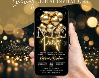 Puede incluir: Un teléfono inteligente muestra una invitación digital para una fiesta de Nochevieja. La invitación presenta globos dorados, el texto "NYE Party" y detalles del evento. El texto "Luxury Digital Invitations" está en la parte superior.