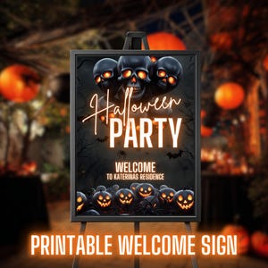 Könnte beinhalten: Ein Halloween-Party-Willkommensschild auf einer Staffelei. Das Schild hat einen schwarzen Rahmen und zeigt ein gruseliges Design mit Totenköpfen, Kürbissen und dem Text "Halloween Party". Das Schild enthält auch den Text "Welcome to Katerina's Residence" und "Printable Welcome Sign".