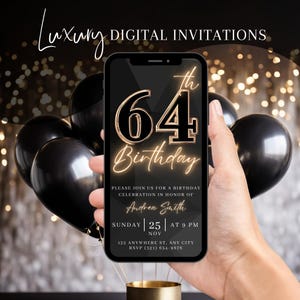 Puede incluir: Una invitación digital negra y dorada para un 64º cumpleaños. La invitación presenta un número 64 dorado con un contorno negro y el texto "Birthday" en una fuente dorada de escritura cursiva. La invitación también incluye el texto "Por favor, únase a nosotros para una celebración de cumpleaños en honor de Andrea Smith. Domingo | 25 | Nov | A las 9 PM. 132 Anywhere St., Any City. RSVP (321) 654-9576."