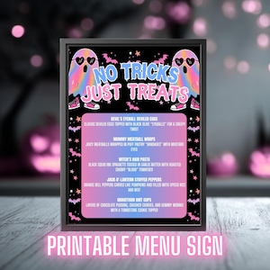 Può includere: Un cartello del menu di Halloween incorniciato con sfondo nero. Il cartello presenta il testo "No Tricks Just Treats" con grafica di fantasmi. Il menu elenca elementi di cibo spettrali come "Devil's Eyeball Deviled Eggs" e "Mummy Meatball Wraps".