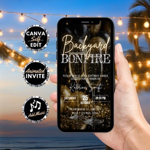 Könnte beinhalten: Eine digitale Einladung zu einem Geburtstags-Dinner am Lagerfeuer im Garten. Die Einladung hat einen schwarzen Hintergrund mit goldenem Glitzer und ein Foto von zwei Champagnergläsern. Der Text auf der Einladung lautet "Backyard Bonfire", "Bitte schließen Sie sich uns zu einem Geburtstags-Dinner zu Ehren von Katerina Smith an", "Samstag, 25. Oktober, 20:00 Uhr", "123, Anywhere St., Any City", und "RSVP 123-456-7890".