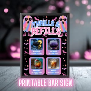 Könnte beinhalten: Ein gerahmtes Halloween-Bar-Schild mit den Worten "Thrills & Refills" in einer verspielten Schriftart. Das Schild zeigt Illustrationen von Cocktails wie "Witch's Slime" und "Vampire Juice" mit der Aufschrift "Printable Bar Sign" am unteren Rand.