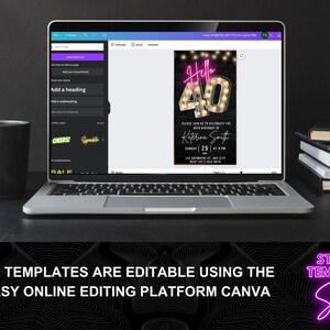 Puede incluir: Un ordenador port&aacute;til que muestra una plantilla de invitaci&oacute;n digital para una fiesta de cumplea&ntilde;os n&uacute;mero 40. La invitaci&oacute;n presenta un letrero de ne&oacute;n rosa "Hello 40" con bombillas y un fondo negro. El texto de la invitaci&oacute;n dice "Por favor, &uacute;nase a nosotros para celebrar el cumplea&ntilde;os n&uacute;mero 40 de Katerina Smith, domingo 25, a las 8 PM, 123 Anywhere St, Any City. RSVP: 123-456-7890". El port&aacute;til est&aacute; sobre una superficie negra con una taza de caf&eacute; negra a la izquierda.