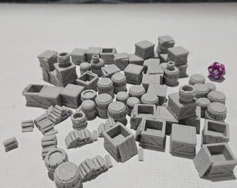 Puede incluir: Una colección de cajas y barriles de madera en miniatura de color gris impresos en 3D. Las cajas son de varios tamaños y formas, y algunas tienen tapas. Los barriles son todos del mismo tamaño y tienen una forma redondeada.