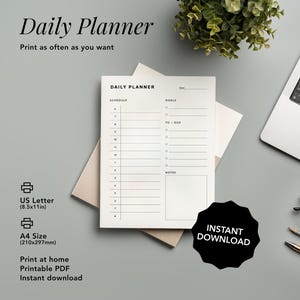 Könnte beinhalten: Ein minimalistischer Tagesplaner auf einer hellgrauen Oberfläche mit dem Text "Daily Planner" und "Print as often as you want". Der Planer enthält Abschnitte für Zeitplan, Ziele und Aufgaben. Erhältlich in US Letter (21,6x27,9 cm) und A4 (210x297 mm) Größen.