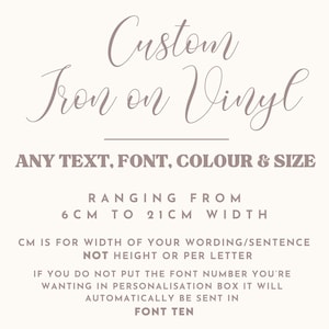 Puede incluir: Producto de vinilo termoadhesivo personalizado con opciones de texto, fuente, color y tamaño. El ancho varía de 6 cm a 21 cm. La imagen incluye el texto "Custom Iron on Vinyl" y otros detalles sobre el producto.