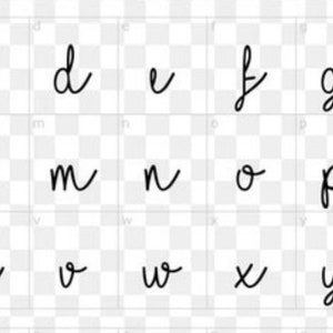 Pode incluir: Um alfabeto escrito &agrave; m&atilde;o em uma fonte cursiva. As letras s&atilde;o escritas em tinta preta em um fundo branco.