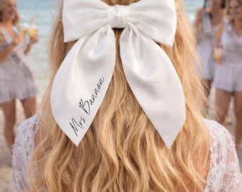 Personalised Wedding Bow, Custom Name Hair Bow Clip, Bride to be Hair Bow, Hen Favour, Bridal Party Hair Clip Bow Gift