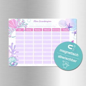 Könnte beinhalten: Ein rechteckiger magnetischer Wochenplaner mit einem Aquarell-Ozean-Motiv aus Muscheln, Korallen und Seesternen. Die Überschrift lautet Mein Stundenplan, mit Spalten für Zeit, Montag, Dienstag, Mittwoch, Donnerstag und Freitag.
