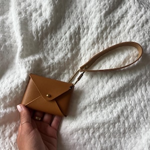 Cartera/muñequera de cuero con monograma