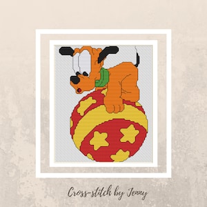 Könnte beinhalten: Kreuzstich-Muster eines Cartoon-Hundes, der auf einem roten und gelben Ball mit gelben Sternen balanciert. Der Hund ist orange mit schwarzen Ohren und einem grünen Halsband. Der Text "Cross-stitch by Jenny" befindet sich unter dem Bild.
