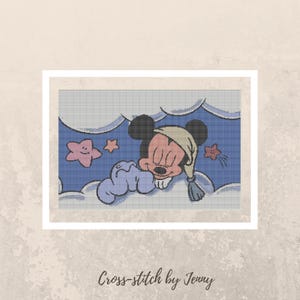 Puede incluir: Patrón de punto de cruz de Mickey Mouse durmiendo en una nube con estrellas. El patrón es en azul, rosa y amarillo.