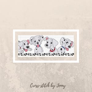 Puede incluir: Patrón de punto de cruz con cuatro cachorros dálmatas con manchas negras. Los cachorros están dispuestos en una fila, con la cabeza girada hacia un lado. El patrón está bordeado por una fila de huellas de patas negras.