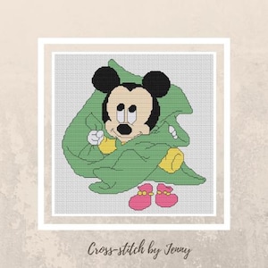 Könnte beinhalten: Kreuzstich-Muster von Mickey Mouse, der ein grünes Weihnachtsbaumkostüm mit rosa Schuhen trägt. Das Muster trägt den Titel "Cross-stitch by Jenny".