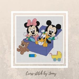 Puede incluir: Patrón de punto de cruz con Mickey Mouse, Minnie Mouse y Pluto en una caja azul con un osito de peluche, un crayón y un cochecito de bebé. El patrón se titula "Cross-stitch by Jenny".