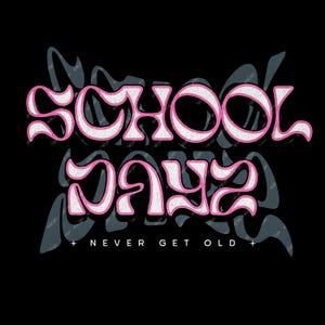 Op de afbeelding: Zwart grafisch ontwerp met de woorden "SCHOOL DAYZ" in een retro lettertype, omlijnd in roze en wit. De tekst "NEVER GET OLD" staat eronder, met plustekens aan weerszijden.