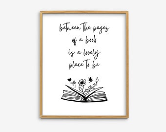 Può includere: Stampa d'arte citazione stampabile in bianco e nero con il testo "Between the pages of a book is a lovely place to be" e un'illustrazione stilizzata di un libro aperto con fiori e un'ape.