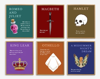 Puede incluir: Seis impresiones artísticas enmarcadas con obras clásicas de Shakespeare. Cada impresión tiene un color de fondo diferente e incluye una ilustración y texto. Las obras incluyen Romeo y Julieta, Macbeth, Hamlet, El rey Lear, Otelo y El sueño de una noche de verano.
