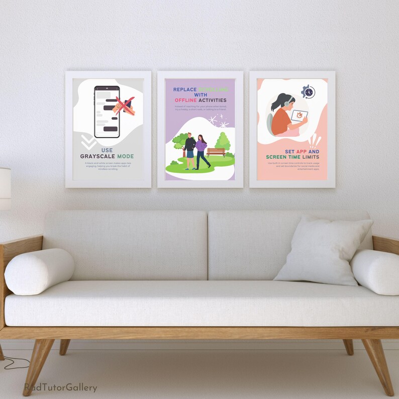 K&ouml;nnte beinhalten: Drei gerahmte Poster mit wei&szlig;en R&auml;ndern h&auml;ngen &uuml;ber einem Holzsofa. Die Poster haben Text und Illustrationen. Eines lautet "USE GRAYSCALE MODE", ein anderes "REPLACE WITH OFFLINE ACTIVITIES" und das dritte "SET APP AND SCREEN TIME LIMITS".