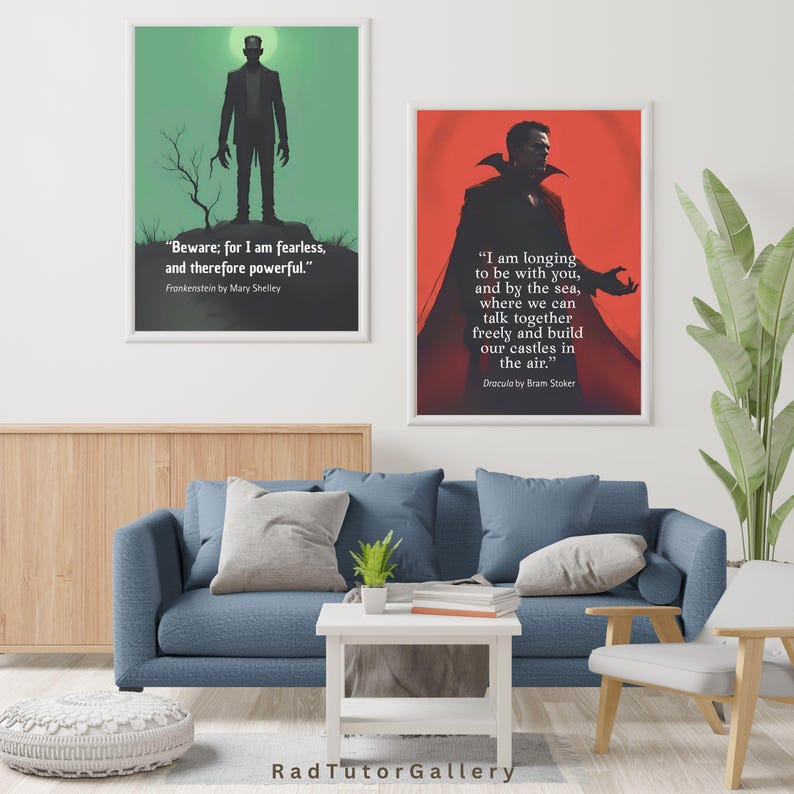 Pode incluir: Duas impress&otilde;es art&iacute;sticas emolduradas com cita&ccedil;&otilde;es de romances de terror cl&aacute;ssicos. Uma apresenta um fundo verde com uma silhueta de Frankenstein e uma cita&ccedil;&atilde;o. A outra tem um fundo vermelho com uma silhueta de Dr&aacute;cula e uma cita&ccedil;&atilde;o.