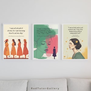 Pode incluir: Tr&ecirc;s impress&otilde;es de arte emolduradas com cita&ccedil;&otilde;es da literatura cl&aacute;ssica. A primeira apresenta ilustra&ccedil;&otilde;es de mulheres em vestidos laranja, a segunda um retrato verde e rosa e a terceira uma mulher em um vestido verde. As cita&ccedil;&otilde;es s&atilde;o de Little Women, The Bell Jar e Jane Eyre.