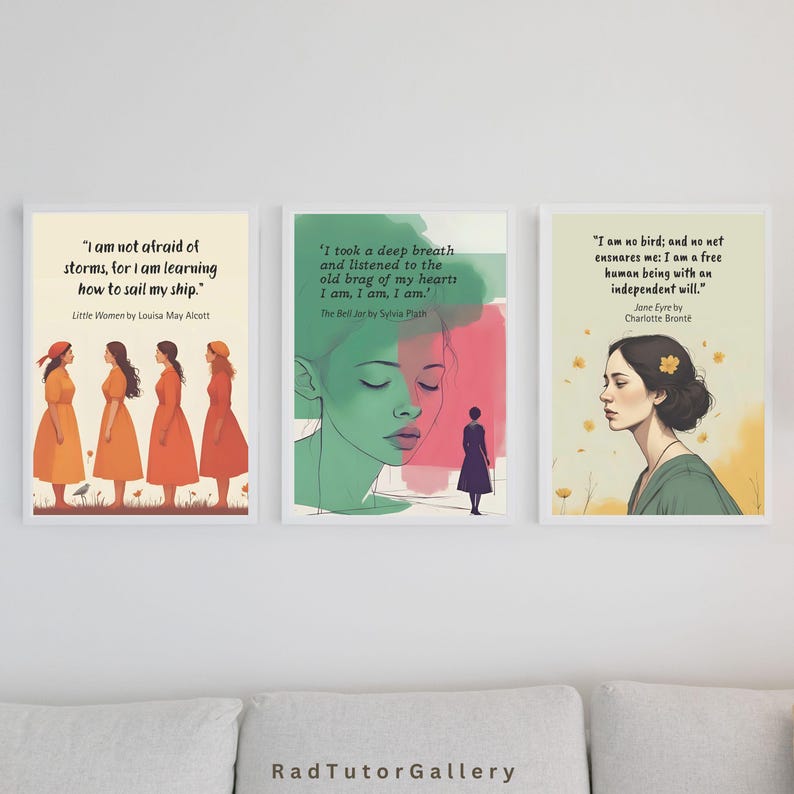 Pode incluir: Tr&ecirc;s impress&otilde;es de arte emolduradas com cita&ccedil;&otilde;es da literatura cl&aacute;ssica. A primeira apresenta ilustra&ccedil;&otilde;es de mulheres em vestidos laranja, a segunda um retrato verde e rosa e a terceira uma mulher em um vestido verde. As cita&ccedil;&otilde;es s&atilde;o de Little Women, The Bell Jar e Jane Eyre.