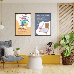K&ouml;nnte beinhalten: Zwei gerahmte Poster mit Text und Illustrationen. Eines zeigt "TURN OFF NON-ESSENTIAL NOTIFICATIONS" mit einem Telefon und Benachrichtigungssymbolen. Das andere zeigt "KEEP YOUR PHONE AWAY FROM YOUR BED" mit einer schlafenden Person im Bett.