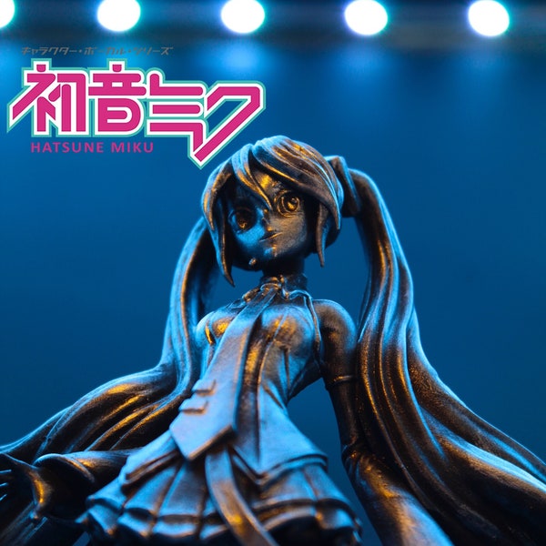 Hatsune Miku Figure, Vocaloid Exclusive Statue “Silver Metal Edition”, 20 cm, Limited Edition Action Figure, 12K detail Made in Italy