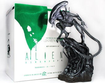 Alien Xenomorph-Figur, Alien-Statue mit integriertem LED-Alien-Diorama mit unglaublichem Realismus. 12k-Actionfigur, exklusiv handgefertigt in ITALIEN